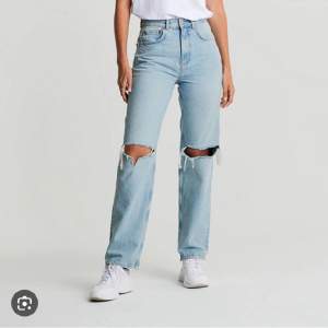 Säljer dessa jättefina jeans från Gina. Jättebra skick! Kom privat för fler bilder. 150kr + frakt. Pris kan diskuteras vid snabb affär.🥰