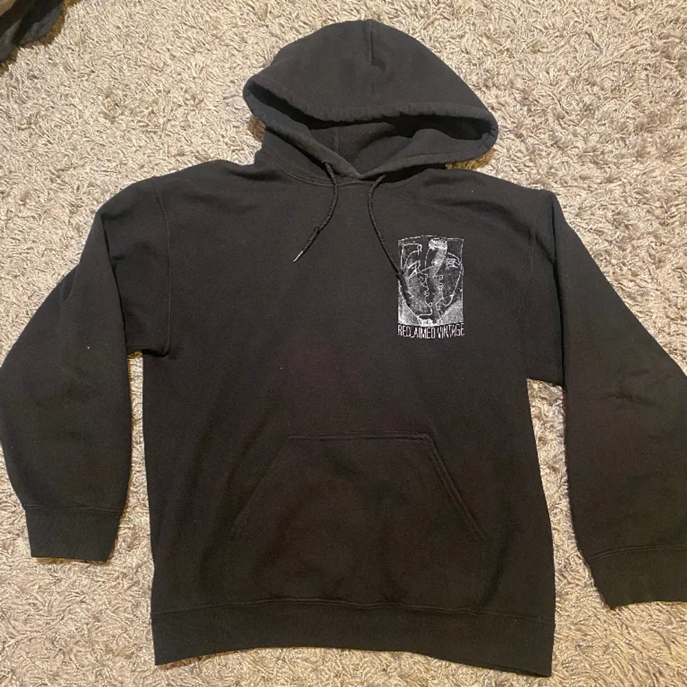 Jättefin hoodie med tryck bak och fram. Köpt från ASOS och är i storlek S. . Hoodies.