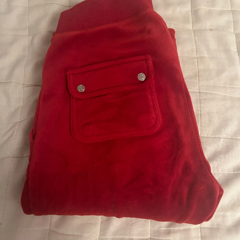 Juciy byxor röda i storlek xs. Säljer då dom är förstora för mig😊tryck inte på köp nu då det krånglar för mig! . Jeans & Byxor.