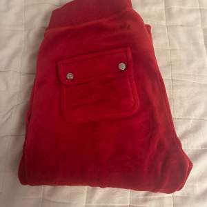 Juciy byxor röda i storlek xs. Säljer då dom är förstora för mig😊tryck inte på köp nu då det krånglar för mig! 