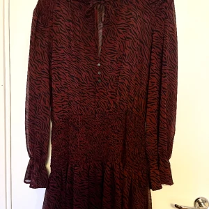 Klänning från zara  - Säljer denna super fina klänning från zara då den tyvärr inte kommer till användning💕