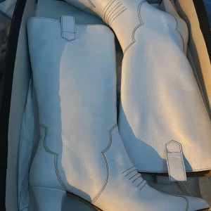 Boots - Vita boots i storlek 38. Helt nya så inte använda. Klacken är 6cm lång
