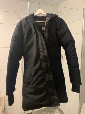 Canada Goose jacka  - Äkta Canada Goose jacka i modellen Victoria Parka, storlek S. Använd en vinter, inga defekter