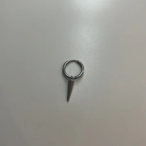 Edbladörhänge - Ett jättefint och populärt edbladörhänge💞💞 jag har tappat bort det andra så säljer ett💗💗 nypris för två stycken är 399kr