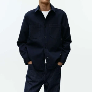 Marinblå overshirt - Säljer en fin overshirt i bomullstwill från Arket i mörkblå. Den är i mycket bra skick och är knappt använd. Den passar L och XL. Bara att höra av sig vid funderingar!:) 