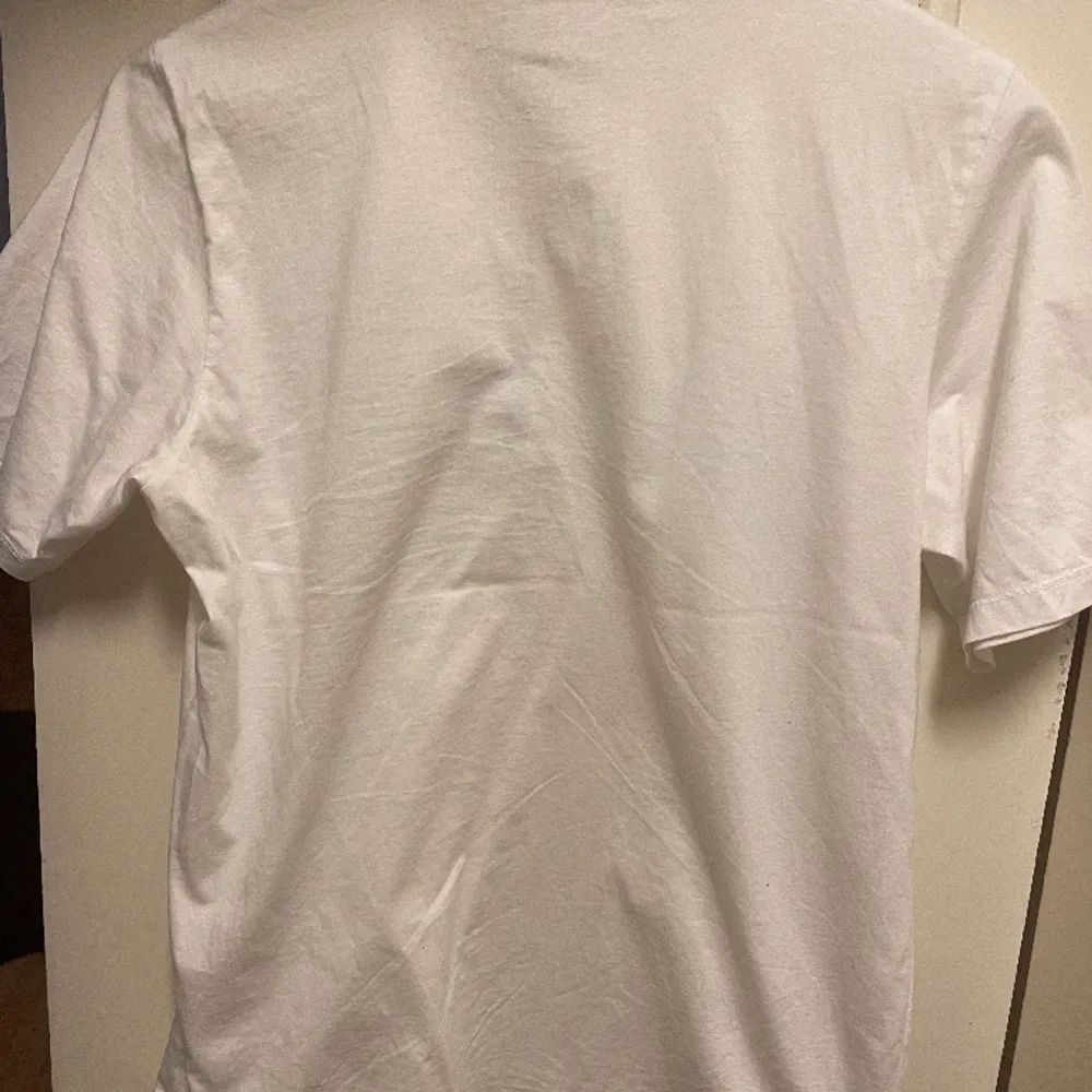 Snygg och clean t-shirt från dsquared2. Jättefint skick, som ny. Nypris 1000kr. T-shirts.