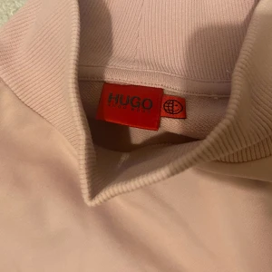 Ljusrosa hoodie  - rosa hoodie med dragkedje- detaljer på axlarna! Säljer då det inte riktigt är min stil! 💕