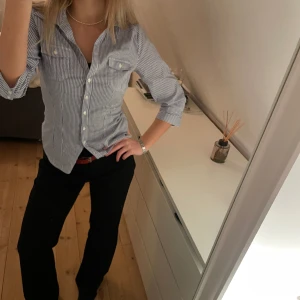 Skjorta  - Blå skjorta i nyskick. Kommer tyvärr inte till andvändning 💕
