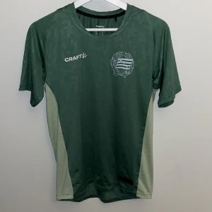 Hammarby Träningströja - Grön Hammarby träningströja i bra skick! Säljs på grund av att den inte passar längre. Priset går att diskutera.