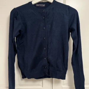 Kofta - Söt mörkblå kofta med kappar. Säljer på grund av att den inte kommer till användning💓