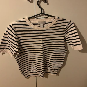 Tröja - En randig topp från H&M i ett tjockare material, använd men inga skador😁