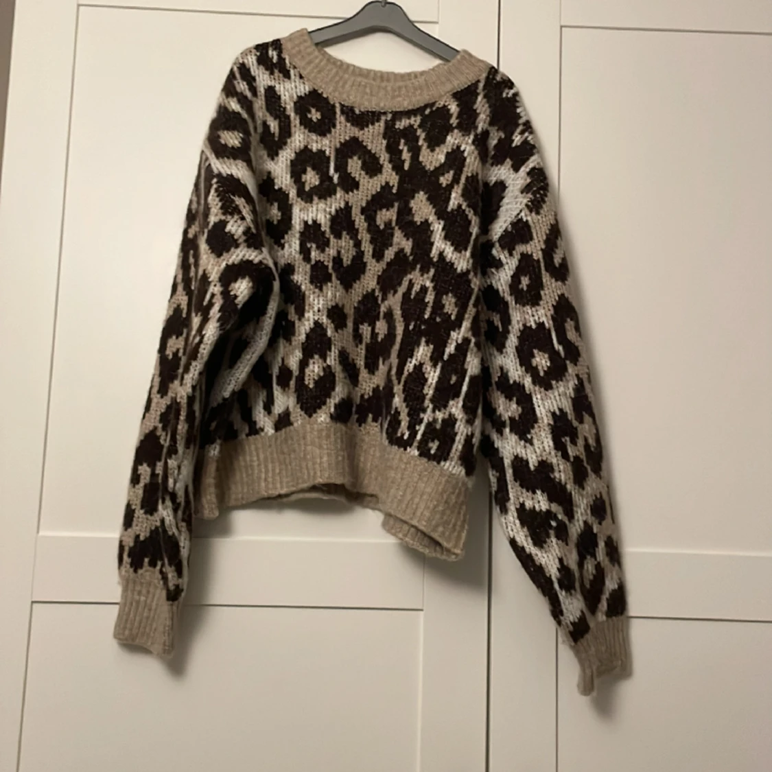 Stickad tröja med leopard mönster 