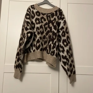 Stickad tröja med leopard mönster  - Nästan oanvänd tröja i fint skick(Ord pris 500)