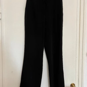 Kostymbyxor  - Raka kostymbyxor från hm, sitter snyggt och formar sig fint. Är uppsydda så det passar bra för dig som är runt 160. Använda fåtal gånger 
