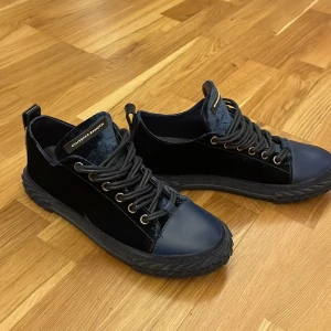 Giuseppe Zanotti - Säljer nu dessa guiseppe Zanotti skor som helt slutat tillverkas nypris på dessa är 7000kr och dom är i nyskick men kommer aldrig till användning. Dustbags  box kvitto finns allt org storlek 42 9,9/10  skick i princip helt nya tar emot bud
