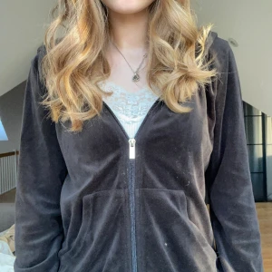 Svart kofta - Säljer denna svarta koftan. Använd fåtal gånger. Nyskick 