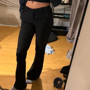 låg midjade kostymbyxor - Ett par låg/mellan midjade kostymbyxor, midjan beror nog på från person till person, skriv ifall du har frågor💘