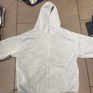 En vanlig grå zip hoodie, oanvänd pga att den är förstor 