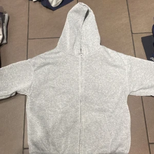 Grå zip hoodie - En vanlig grå zip hoodie, oanvänd pga att den är förstor 