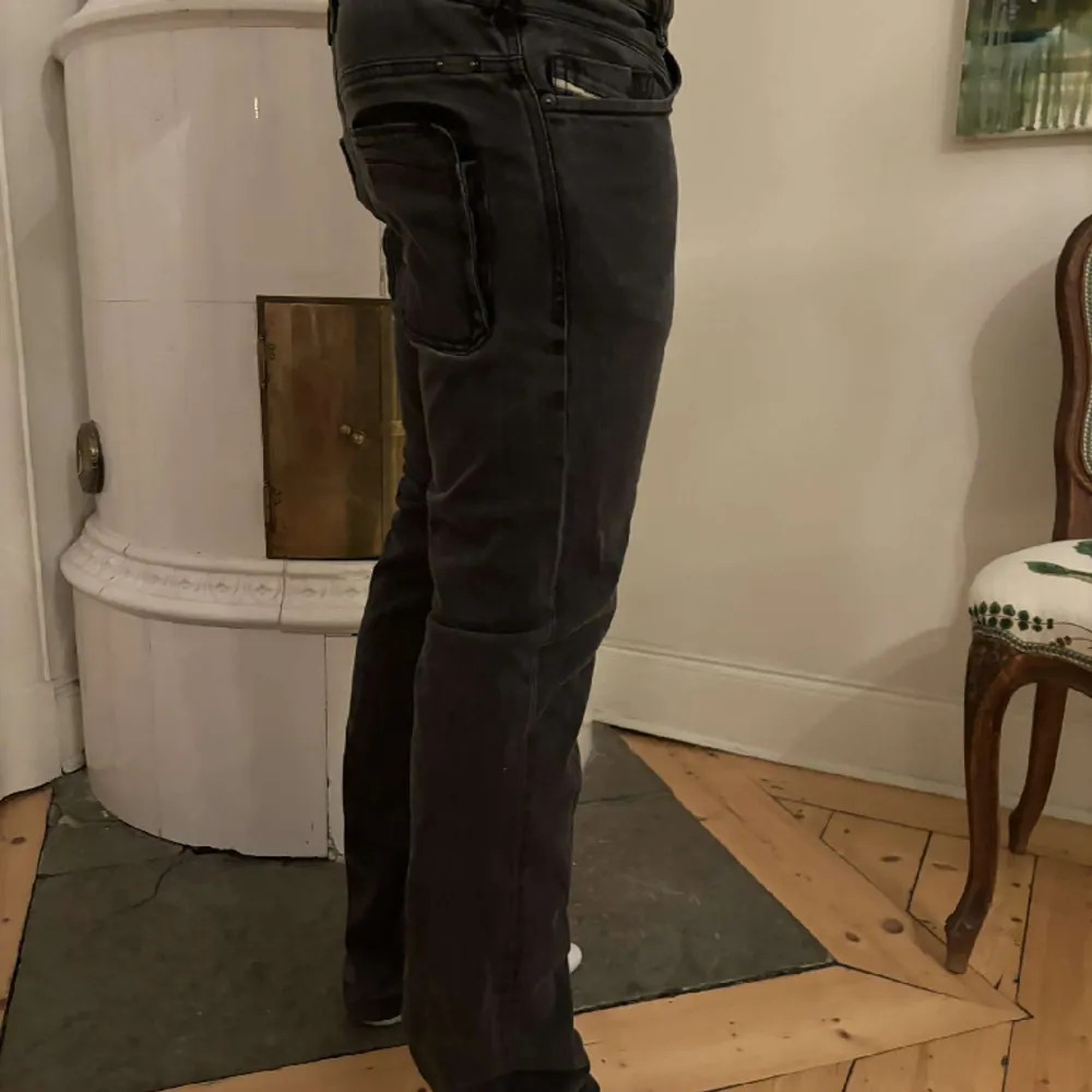 Dessa Diesel jeans är sjukt trendiga just nu. Köpte dem för 400 men dem var tyvärr för små som ni ser på bilden.. Jeans & Byxor.