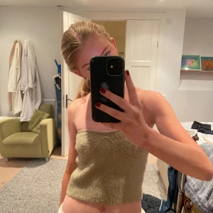 Snygg tubtopp - Ursnygg och skön stickad tubtopp perfekt till sommaren💓🩷☀️Varsamt använd och i supert skick!! Skriv gärna något innan att trycka på ”köp nu”🌟