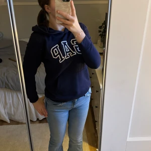 Mörkblå Gap hoodie  - Mörkblå gap hoodie, kommer aldrig till någon användning. Strl S men passar Xs också. Inga defekter eller liknande. Kontakta mig vid frågor eller funderingar❤️