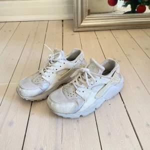 Nike sneakers - Fint skick! Storlek 38 men väldigt små i storleken så passar 36-37