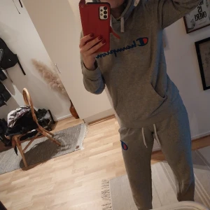 Mjukis set - Champion set i storlek small. Byxorna är för långa för mig som är 165 cm därav uppvikta i midjan på bild. Möts gärna upp i Göteborg. 
