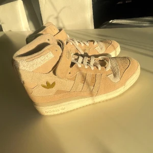 Adidas forum 84 high beige ⭐️ - Jättefina skor i bra skick, använda 1 gång🎀säljer då dem inte kommer till användning💕