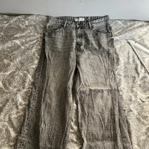 Bershka jeans - Storlek 42 EU Nypris 399kr/st Mitt pris 100kr/st Skick 10/10 på båda  Snygga jeans för bra pris!  /sthlmstil-resell