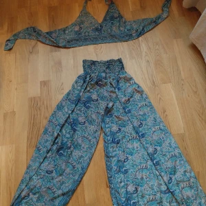 Set - Tunnt satin set från marocko användt 1 gång. Bra stretch i byxorna. One size S-L skulle jag upskatta.  Möts gärna upp i göteborg. 