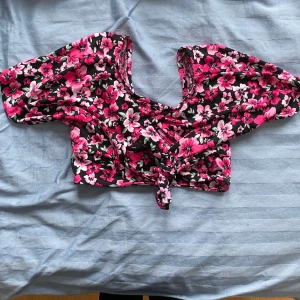 Sommartopp - Superfin sommartopp från hm. Har blivit för liten men är en gammal favorit🥲. Supersnygg på! Det är storlek xs men skulle jäva att den passar xs-m så den är stretchig och knyts bak