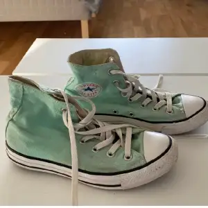 Superfina Converse i en turkos/grön färg 