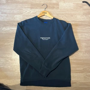 Grön sweatshirt - Säljer min nästintill oanvända Jack&jones tröja. Det är en grön sweatshirt med gummitryck centralt på bröstet. Den är i väldigt fint skick med få tecken på användning. Storlek S passar även M Nypris 400:- Mitt pris 99:-