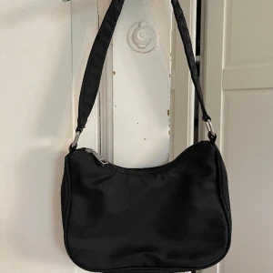 Väska | Gina Tricot - Liten smidig väska från Gina Tricot. Använd några gånger men är i fint skick. 