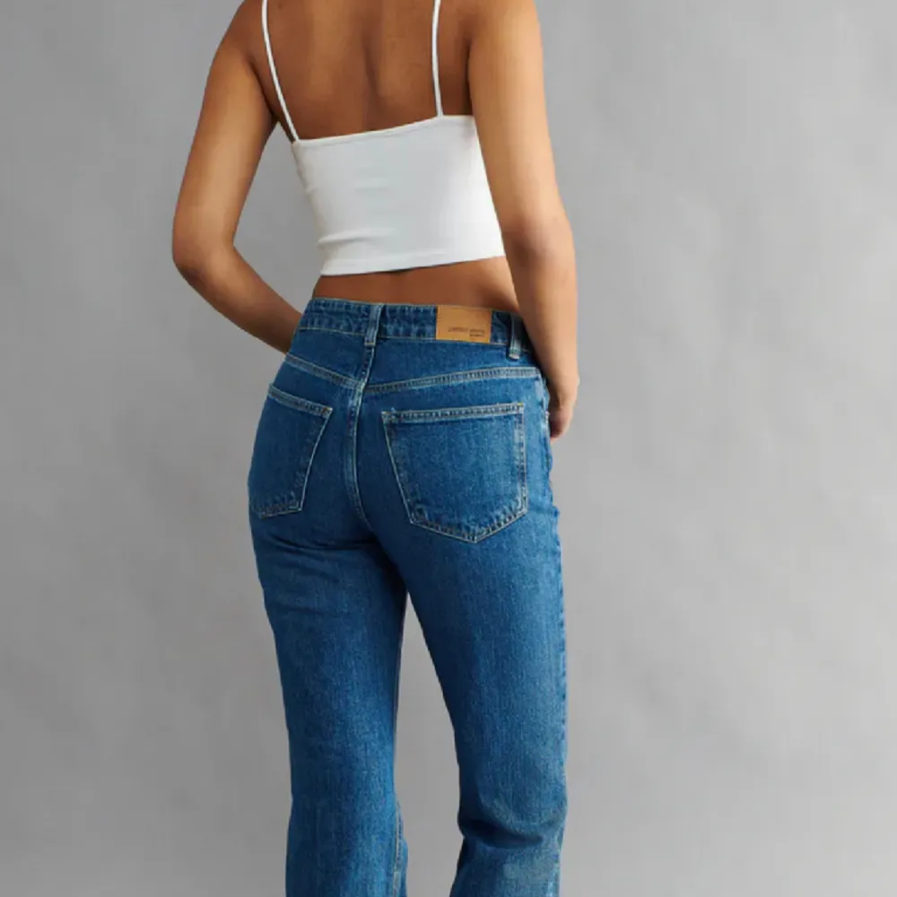 Jeans från ginatricot, knappast använda. Dem är helt slutsålda på hemsidan. Mycket bra sick! Inga defekter. . Jeans & Byxor.