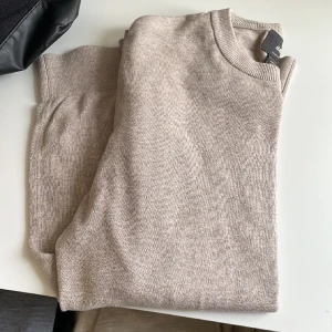 Beige Bomulls tröja  - 100% bomulls tröja från HM. Bra skick! Är i strl slim fit M men är mer som en vanlig M