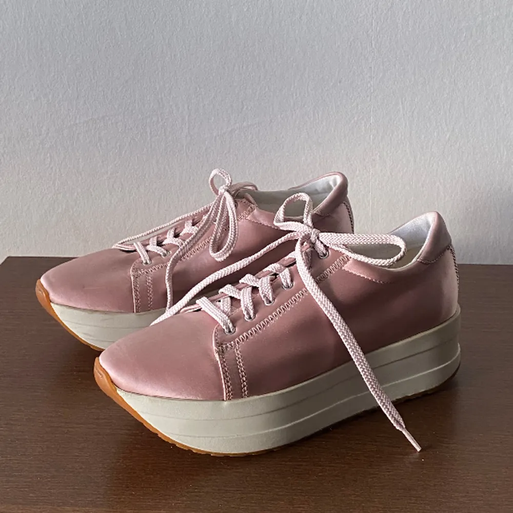 Rosa Vagabond Sneakers med platå och textil. Använt fåtal gånger och i mycket bra skick. Nypris 1000kr säljer för 500kr. Skor.