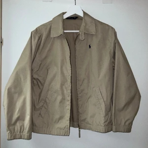 Polo Ralph lauren vintage bayport poplin jacka - Beige vintage bayport poplin jacka från polo Ralph lauren i mycket fint skick! 