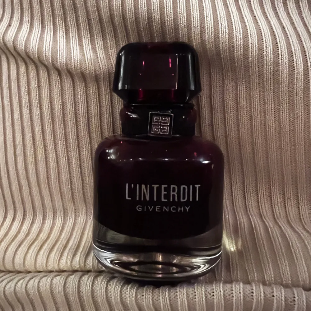 Säljer denna parfym helt ny från Givenchy 35 ml Säljer för 650kr. Övrigt.