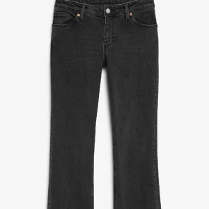 Svarta jeans - Säljer ett par svarta, lowwaist, bootcut jeans i strl 24 ifrån Monki. Köparen står för frakten🤍
