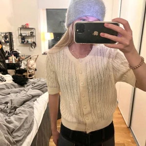 Vit kofta  - Fin kofta med Trekvartsärm! Väldigt fin