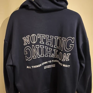 Hoodie - Marinblå hoodie med tryck på ryggen, oversized.   Nypris: 200kr