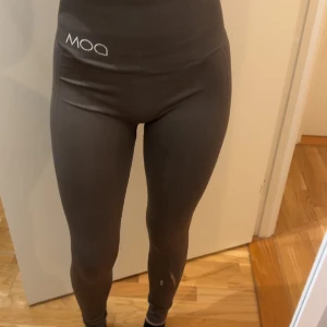 DOM tränings tights  - Helt okej sick, väldigt stretchiga, fin färg 