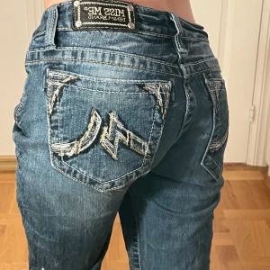 Miss Me Jeans  - (11) SÅ FINA Miss me jeans! Midjemått tvärs över: 41 cm och stretchiga. Innerbenslängd: 86 cm. Bootcut Bredd: 23cm. Modell: Boot❤️ Har lite tecken på längst ner på benen. 