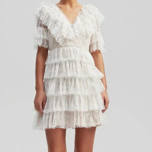 By Malina klänning⭐️ - Säljer min fina studentklänning från by malina🤍 Endast använd på min studentmorgon, så i nyskick. Storlek M  Nypris 2800kr