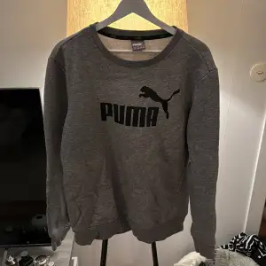 Sweatshirt från Puma. Storlek M. True to size. Har aldrig använt denna tröjan! I nyskick.