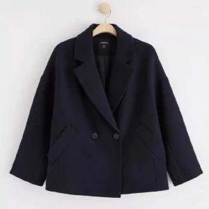 Kort kappa - Snygg kort marinblå kappa, ganska väl använd och fångar upp hår mm snabbt. Men en fin kappa💓