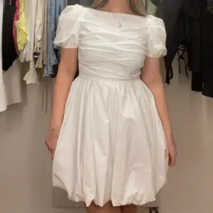 Super smickrande vit klänning perfekt för student! Aldrig använd men tidigare köpt på Plick. Skulle säga att storleken är 36/38. Köparen står för frakten som tillkommer . Skriv för mer bilder💓⛔️Billigare vid snabb affär⛔️