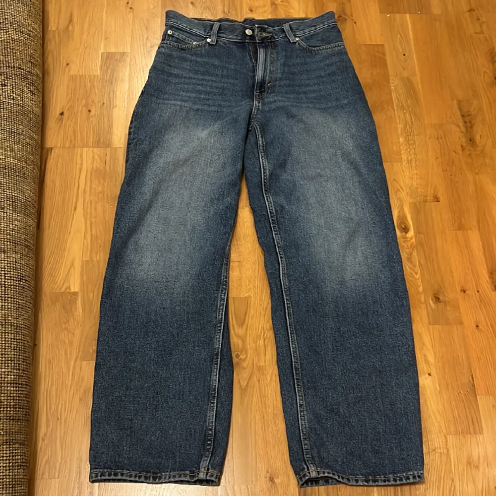 Baggy jeans, som ska vara mellan till lågmidjade. Säljer då de var alldeles för långa och satt för högt i midjan på mig som är 158cm. . Jeans & Byxor.